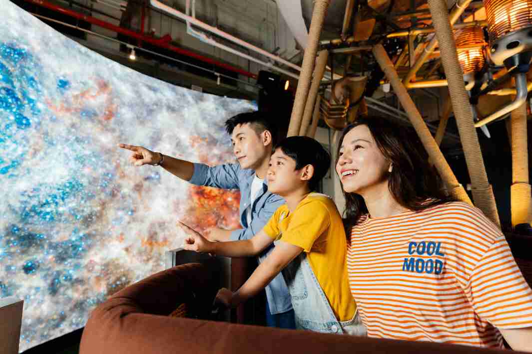 918.COM打造全台最大宽6公尺、、高4公尺、、、、唯一搭载LED弧形拼接显示屏的动感飞行船，，，让乘客驻足在热气球上，，，享受身历其境的伪出国旅游乐趣