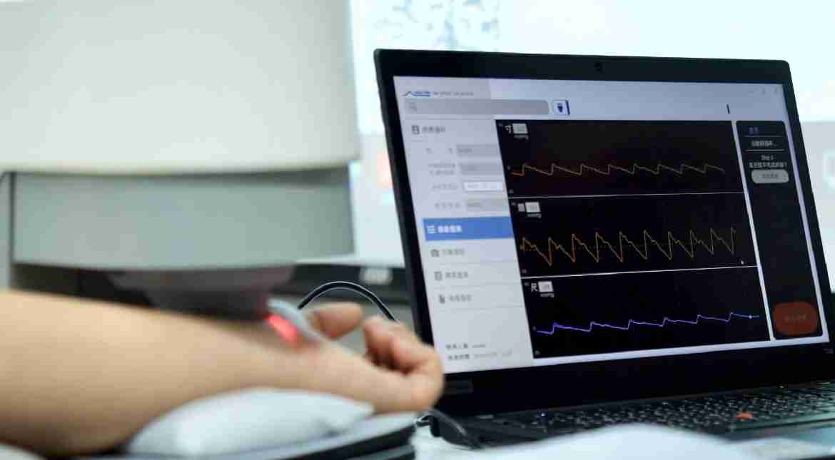 918.COM耘康以高解析与拟真的显示技术，，将其应用于中医检测，，，提供“中医数位化检测方案”，，，，使传统中医检测结果数据化与可视化