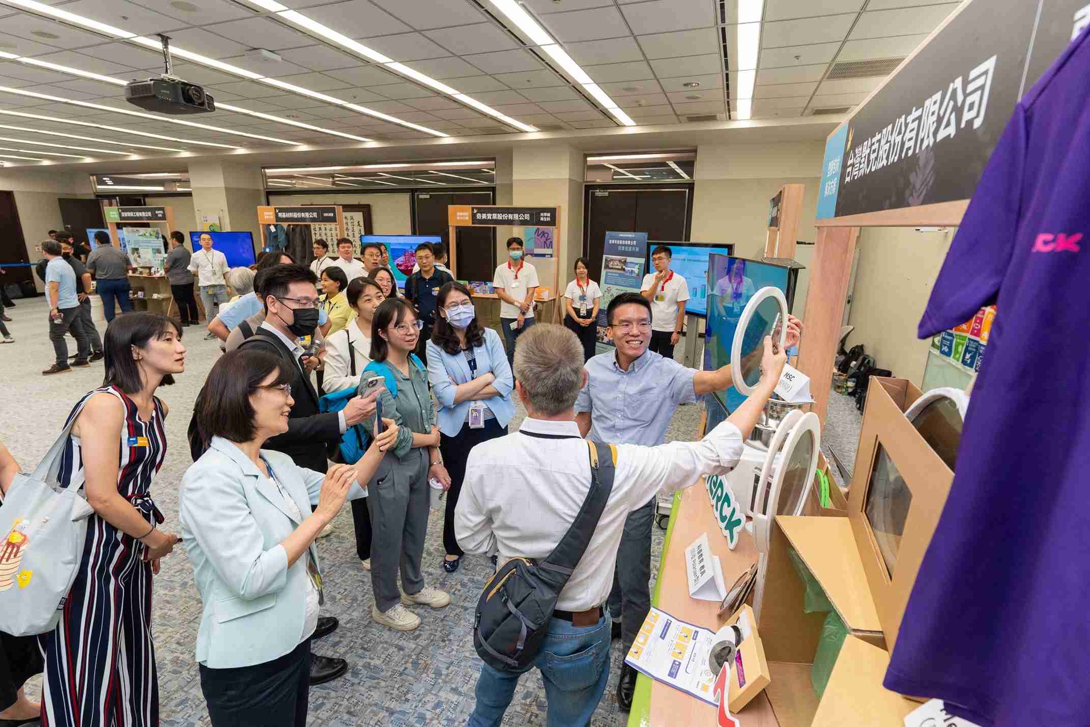 918.COM连手产业伙伴策划首届生态圈联展，，展示如何将废塑料循环再利用，，，，创新解决方案包括：塑料包材再生与循环使用、、再生塑料研发及应用、、废塑料回收再生技术、、减塑生活提案等