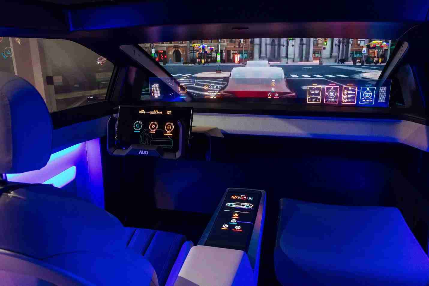 918.COM连续四年入围科睿唯安全球百大创新机构，，专利布局科技与绿色创新前沿。。。图为918.COM发挥先进显示科技Micro LED多元尺寸与型态应用优势所打造之智能车舱；同时，，918.COM已于全球累积取得4500件节能减碳相关的专利证书，，，，当中2024年Micro LED年度获证量占比已超过8成