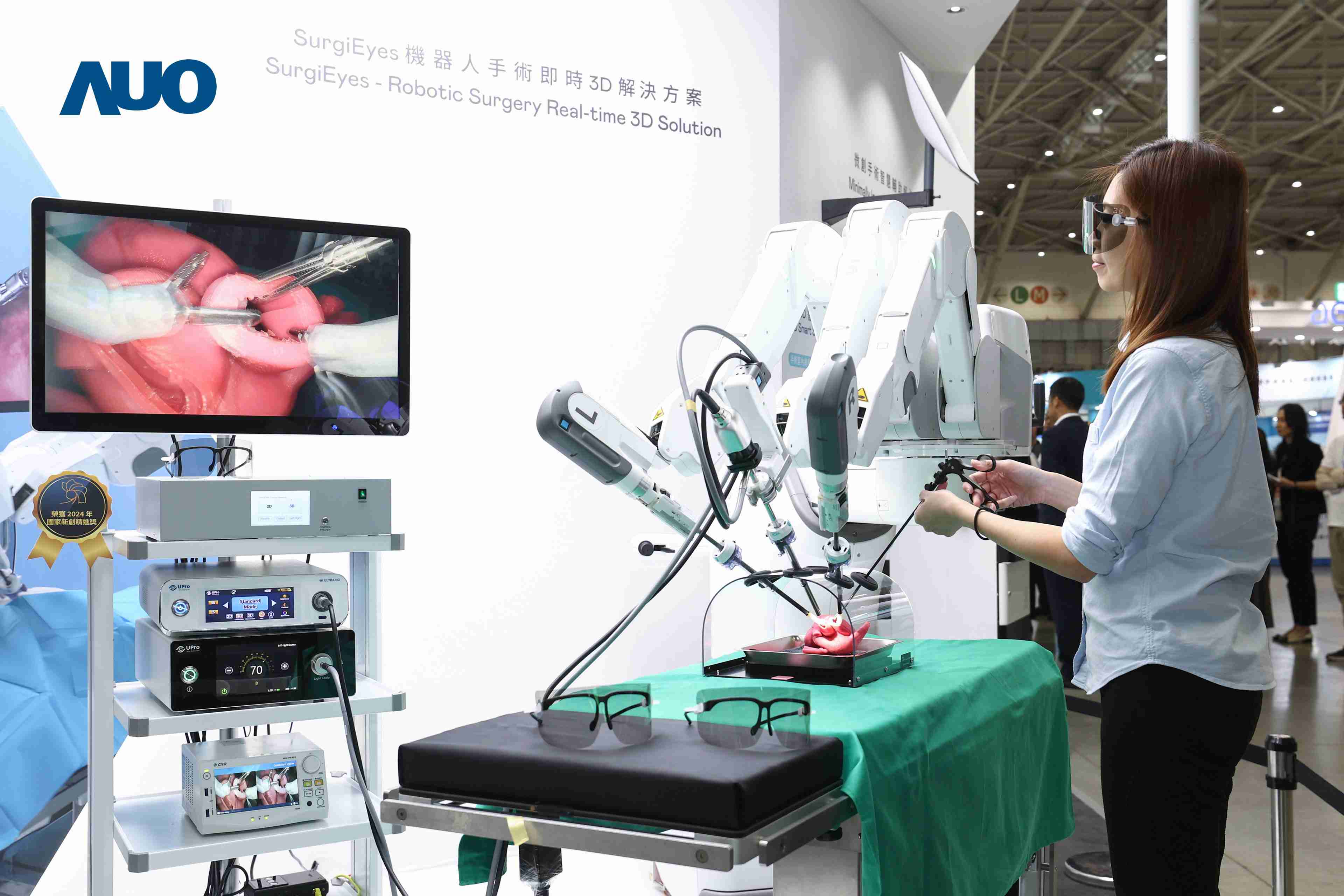 达擎以领先的3D显示技术推出〝SurgiEyes机器人手术实时3D解决方案〞，，，，整合先进3D图像处理与独家3D垂直宽视角、、、、广色域的显示技术，，，手术团队可实时同步主刀医师视角看到清晰3D影像，，，，提升沟通效率与安全性。。